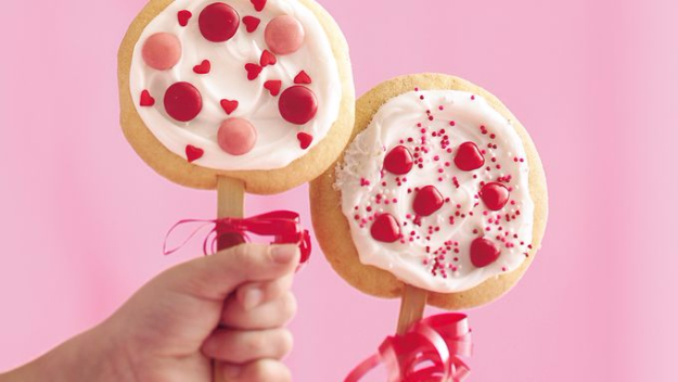 DIY Valentines Day Cookies - Valentine Cookie Pops - Easy Cookie Recipes and Recipe Ideas for Valentines Day - Cute DIY Decorated Cookies for Kids, Homemade Box Cookies and Bouquet Ideas - Sugar Cookie Icing Tutorials With Step by Step Instructions - Quick, Cheap Valentine Gift Ideas for Him and Her http://diyjoy.com/diy-valentines-day-cookie-recipes