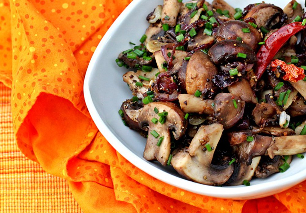 Spicy Mushroom Stir Fry With Garlic, Black Pepper, and Chives
