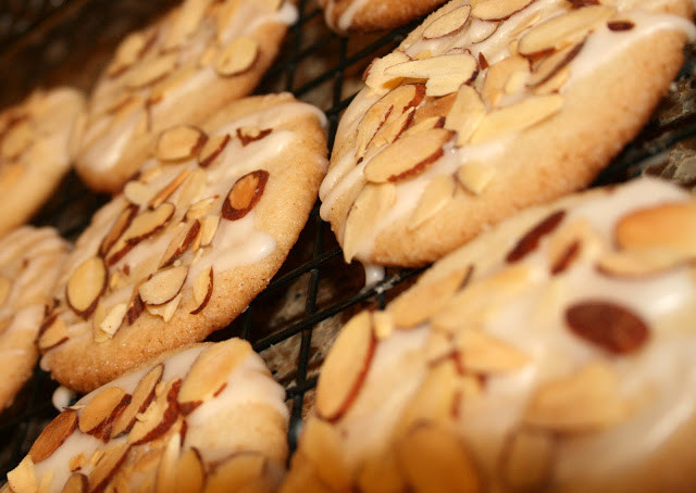 Almond Sugar Cookies
 37 Cooks Almond Sugar Cookies