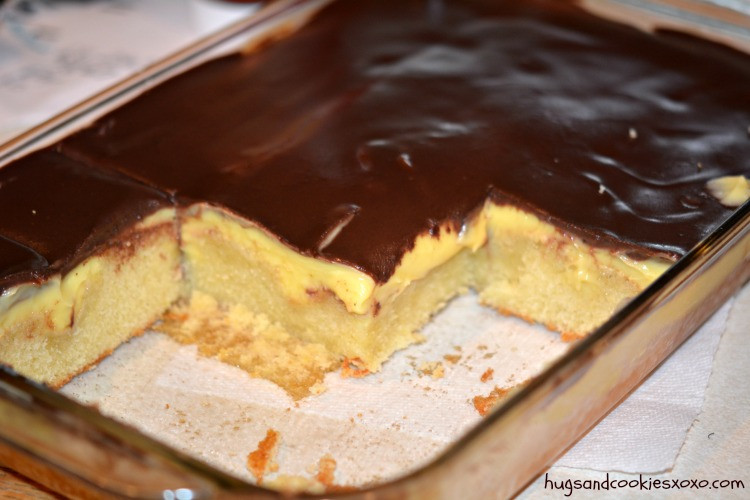 Boston Cream Pie Poke Cake
 Chutné pudingové pokušenie s čokoládou ktorému neodoláte