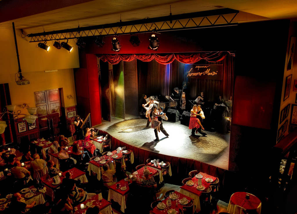 Capone'S Dinner And Show
 Le Tango de le Muerte