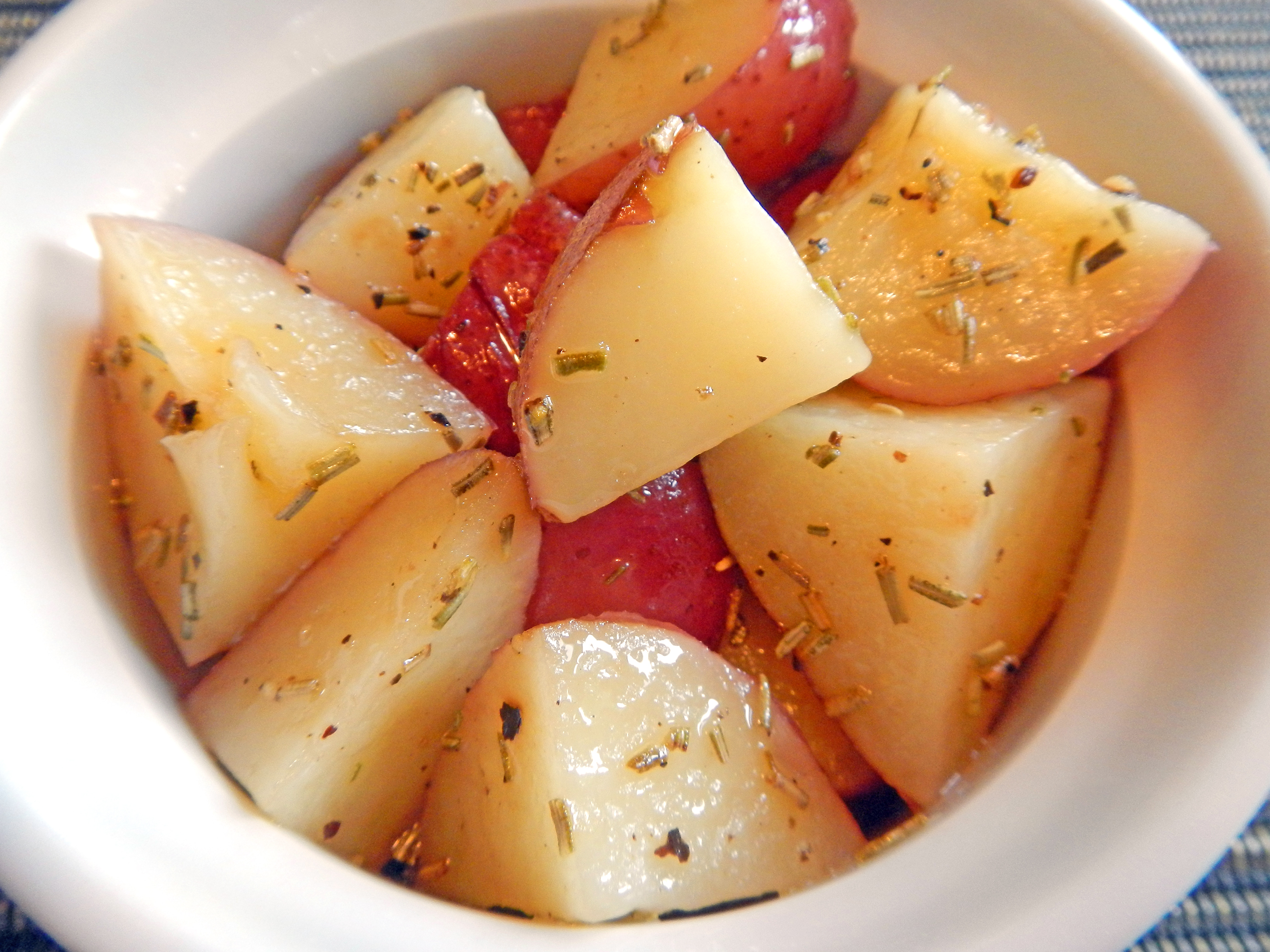 Картошку варить в холодной или горячей воде. Картошка кусочками. Вареная картошка. Картофель в микроволновке. Картошка в микроволновке на зубочистках.