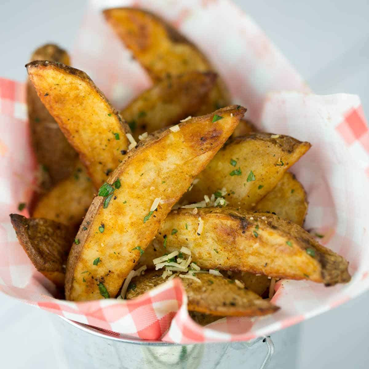 Crispy Baked Potato Wedges
 Oven Baked Potato Wedges with Dipping Sauce