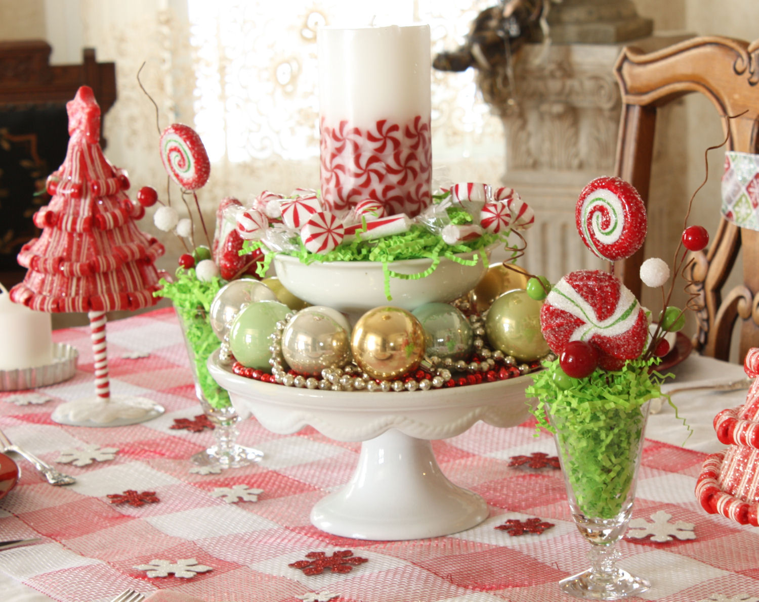 Dinner Table Centerpiece
 Dining Room Set Examples with Christmas Centerpieces for