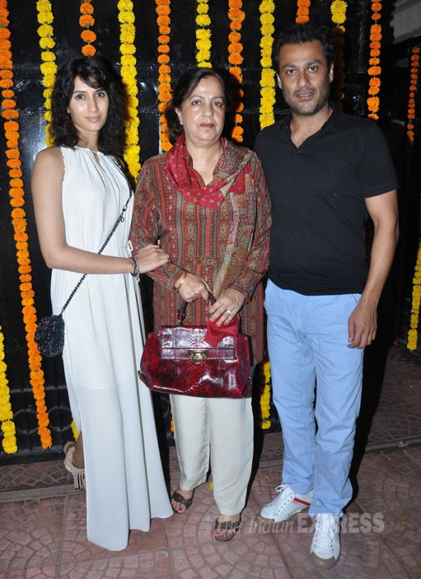 Dinner With Sister
 PHOTOS Jeetendra’s birthday dinner with his sister and