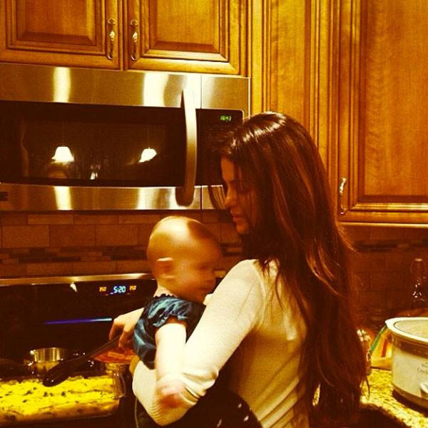 Dinner With Sister
 Selena Gomez Cooks Christmas Eve Dinner With Baby Sister
