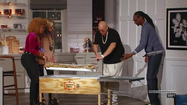 Martha And Snoop'S Potluck Dinner Party
 Martha and Snoops Potluck Dinner Party S01E08 High on the