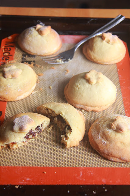 Raisin Filled Cookies
 Crumbs and Cookies filled raisin cookies