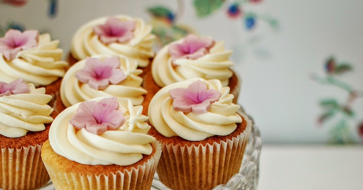 Rhubarb Custard Cupcakes
 Rhubarb and Custard Cupcakes