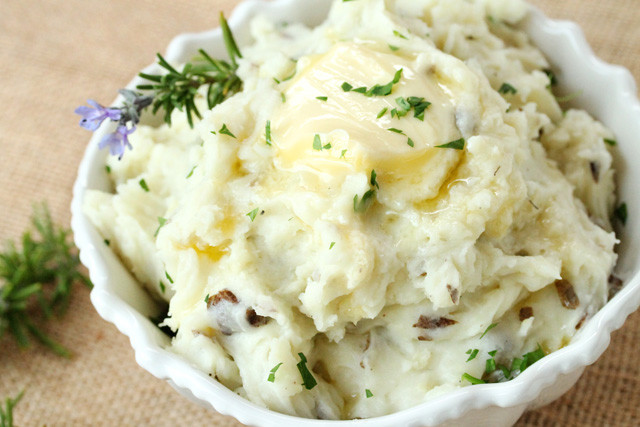 Rosemary Garlic Mashed Potatoes
 Roasted Garlic and Rosemary Mashed Potatoes