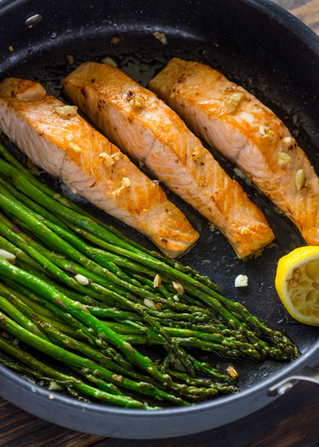 Salmon And Asparagus Recipe
 e Pan Lemon Garlic Salmon and Asparagus