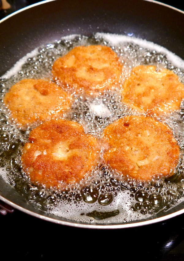 Salmon Patties With Cornmeal
 salmon patties with cornmeal and flour