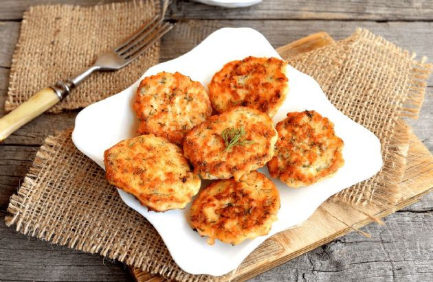 Salmon Patties With Cornmeal
 salmon patties with cornmeal and flour