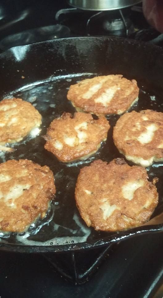 Salmon Patties With Cornmeal
 salmon patties with cornmeal and flour