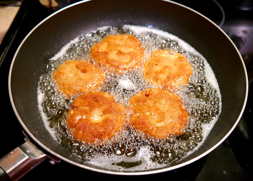 Salmon Patties With Cornmeal
 salmon patties with cornmeal and flour