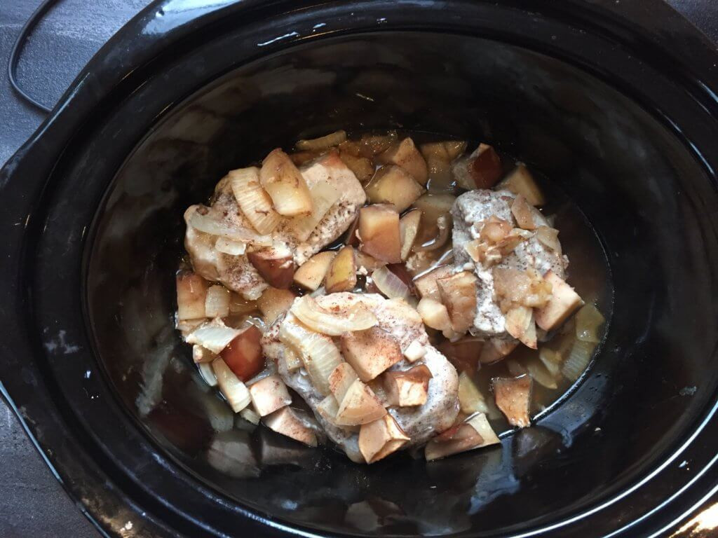 Slow Cooker Pork Chops With Apples
 Slow Cooker Pork Chops Apples and ions Mom to Mom