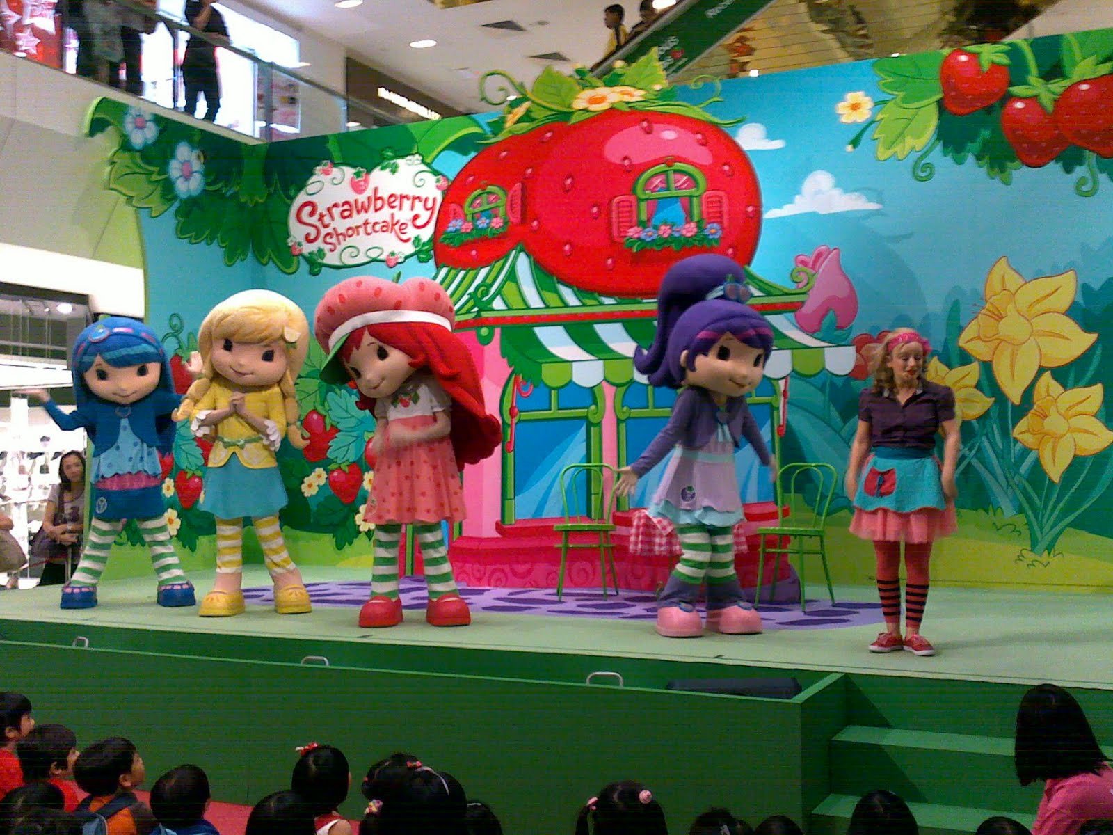 Strawberry Shortcake Show
 loobee The Strawberry Shortcake Show Centrepoint