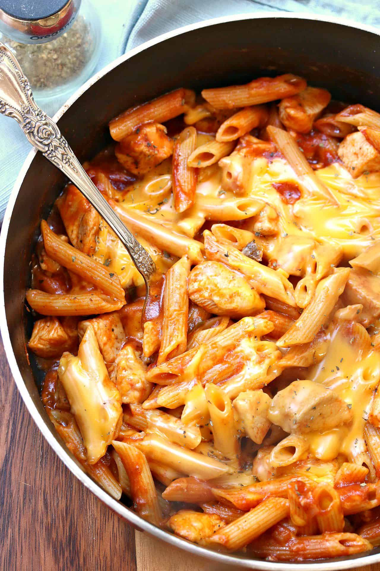 What Meat Goes With Mac And Cheese For Dinner
 e Pot Manly Cheesy Chicken Penne The Cozy Cook