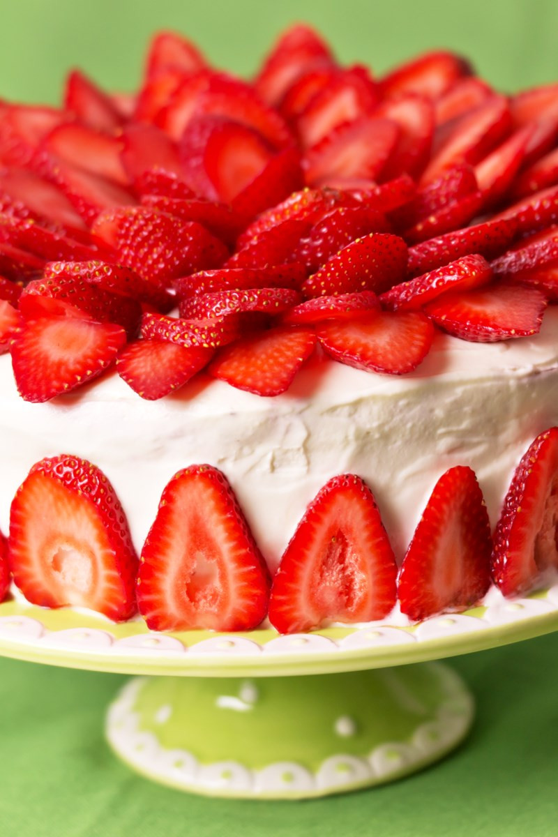 White Cake With Strawberries
 Easy Strawberry Cake with White Chocolate Cream Cheese