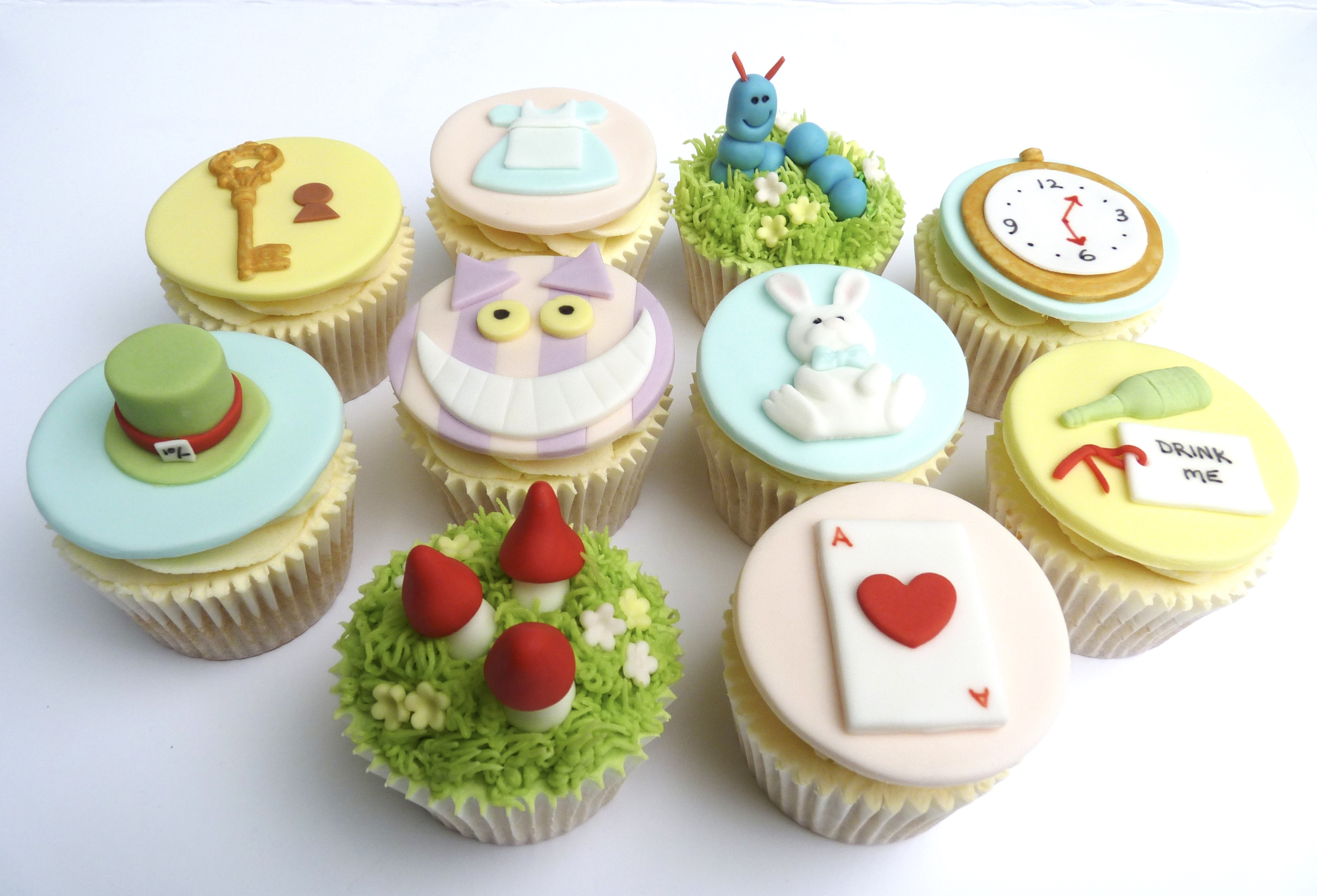 Alice In Wonderland Cupcakes
 cupcakes – cakecardcloth