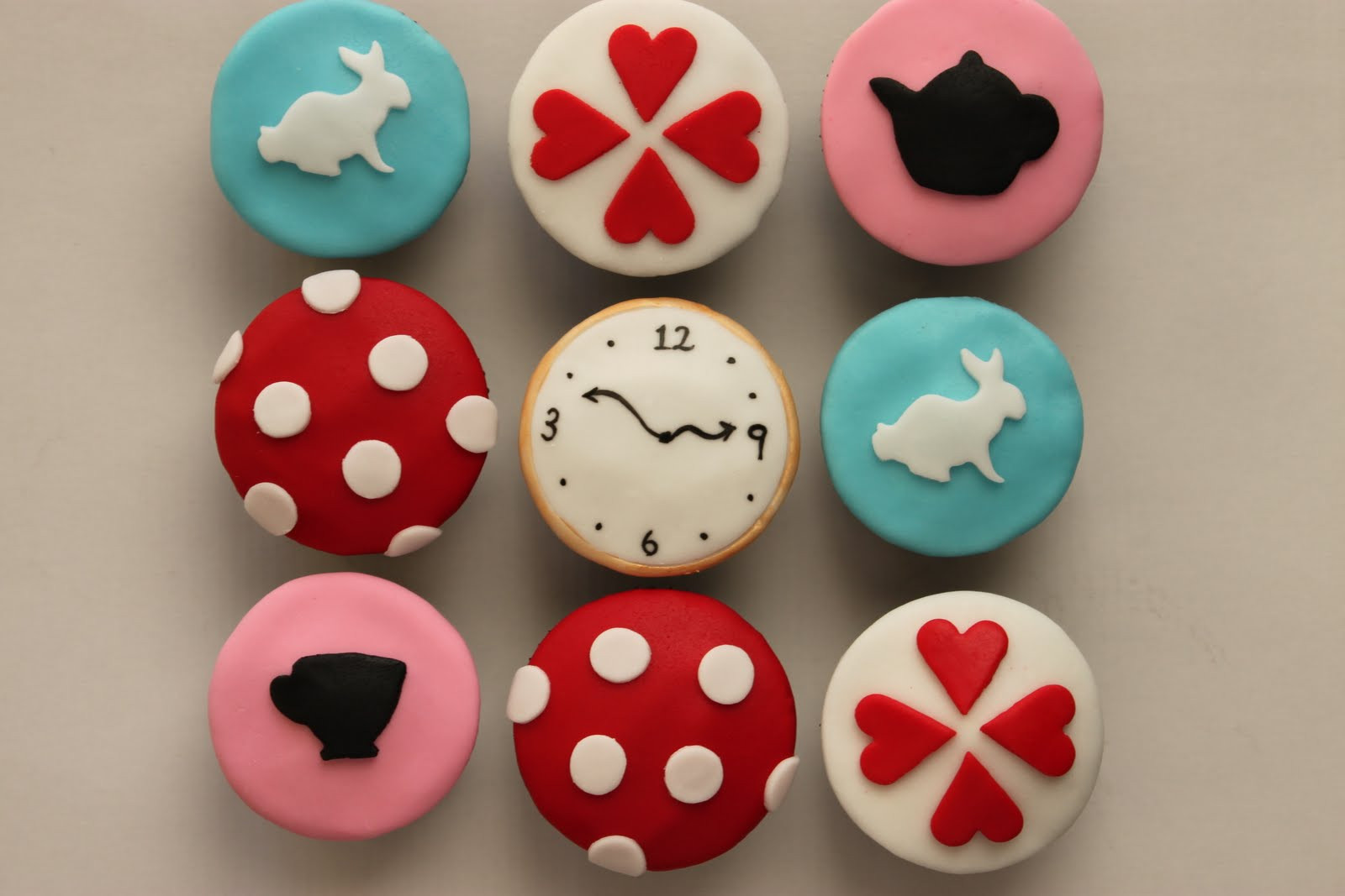 Alice In Wonderland Cupcakes
 Diary of a Ladybird Alice in Wonderland Cupcakes