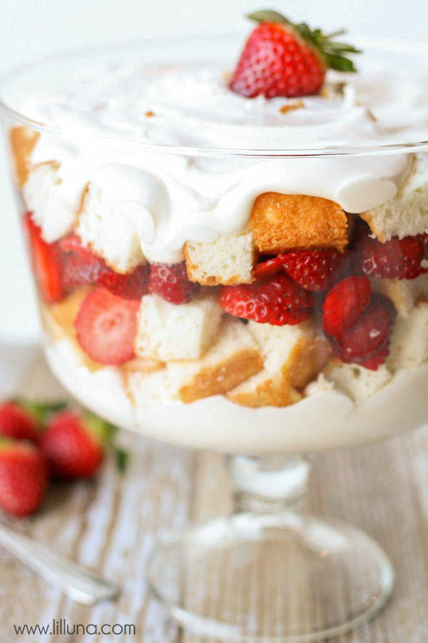 Angel Food Cake Trifles
 Strawberries and Cream Angel Food Cake Trifle