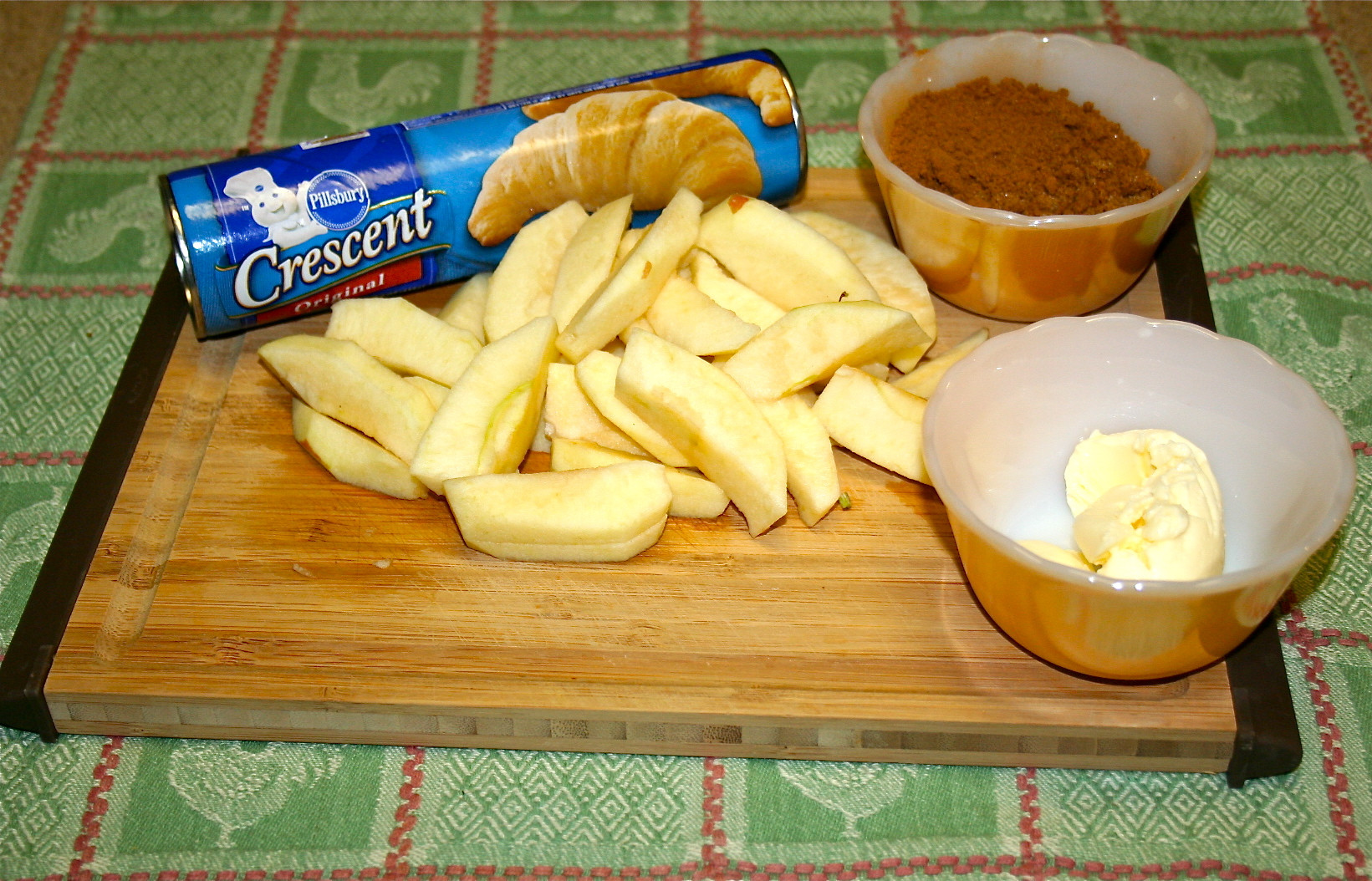 Apple Crescent Roll Dessert
 Fresh Ingre nts