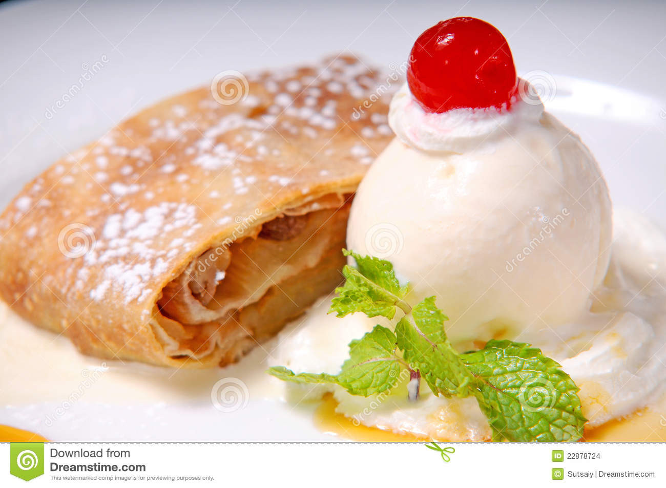 Apple Pie Ice Cream
 Apple Pie And Vanilla Ice cream Stock Image
