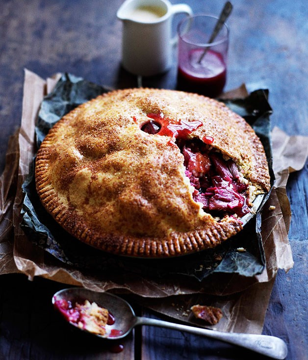 Apple Rhubarb Pie
 Rhubarb and apple pie with warm cinnamon custard recipe