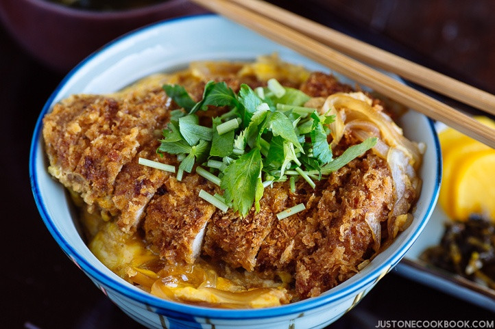 Baked Chicken Katsu
 Baked Katsudon 揚げないカツ丼 • Just e Cookbook