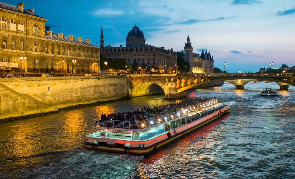 Bateaux Parisiens Seine River Dinner Cruise
 Dinner Cruise along the Seine with Bateaux Mouches River