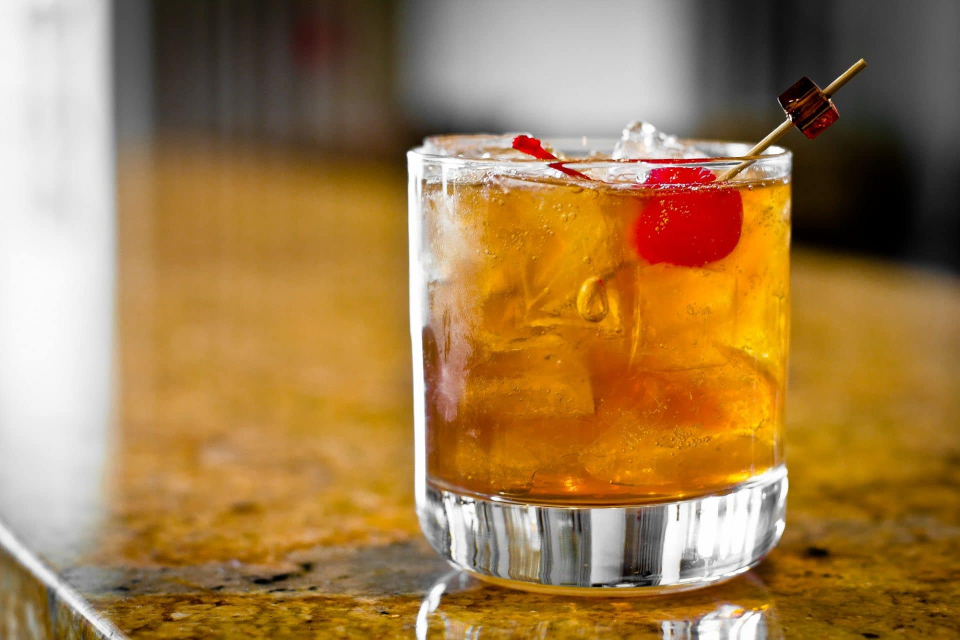 Best Whiskey Cocktails
 4 Classic Bourbon & Whiskey Cocktails to Try This Holiday