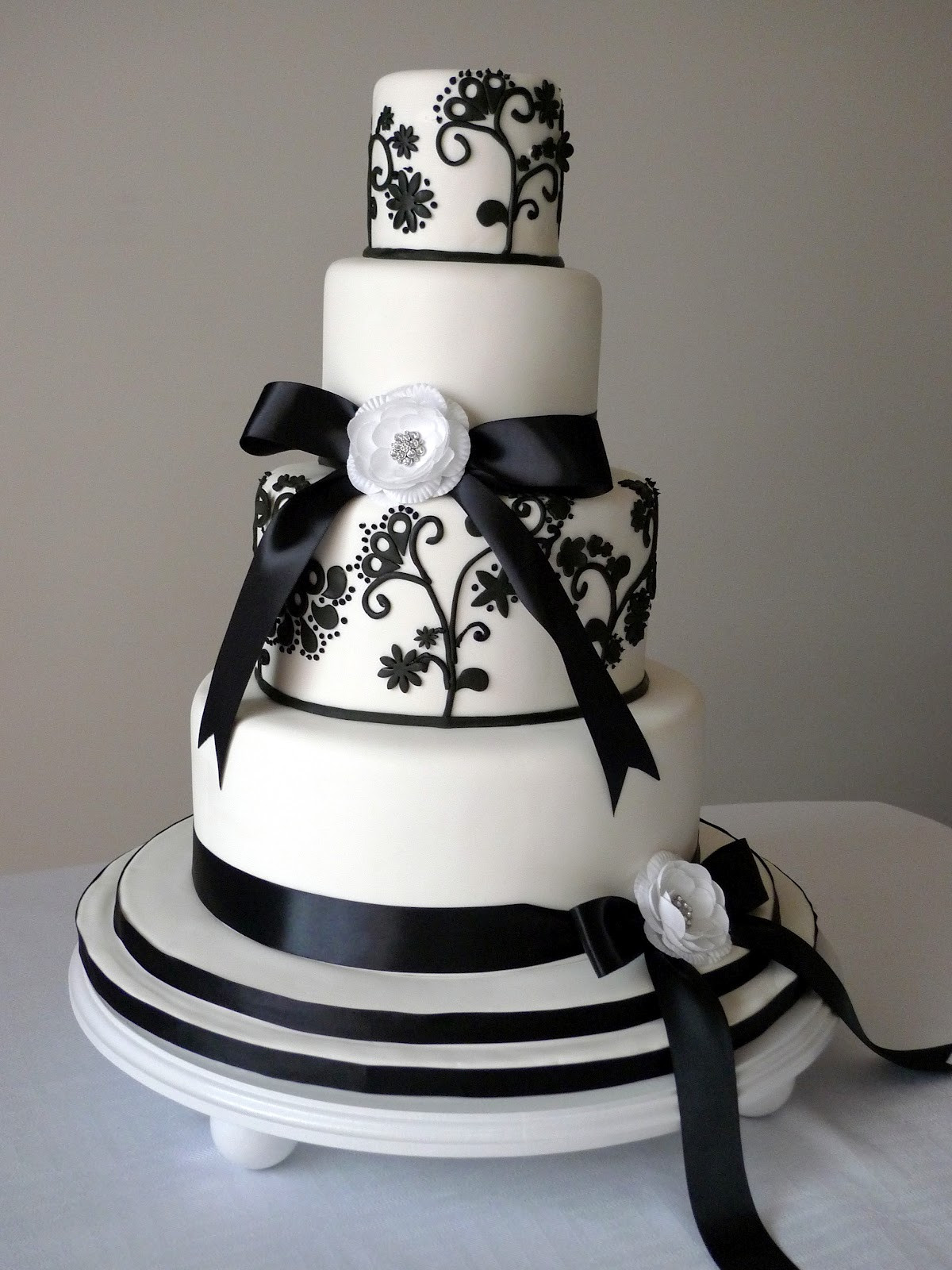 Black And White Cake
 Cakebee Elegant Black & White Wedding Cakes