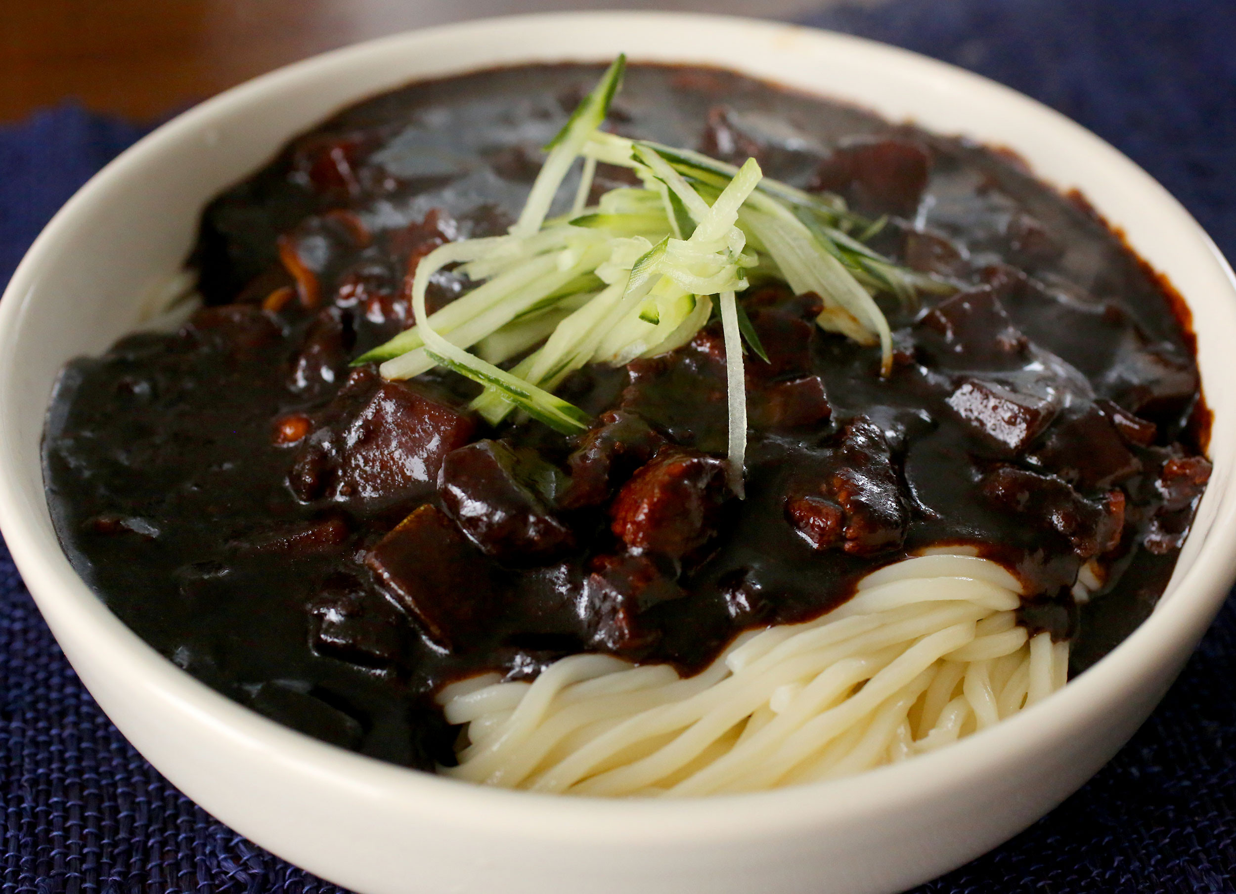 Black Bean Noodles
 Korean food photo Lift lift the noodles higher and higher