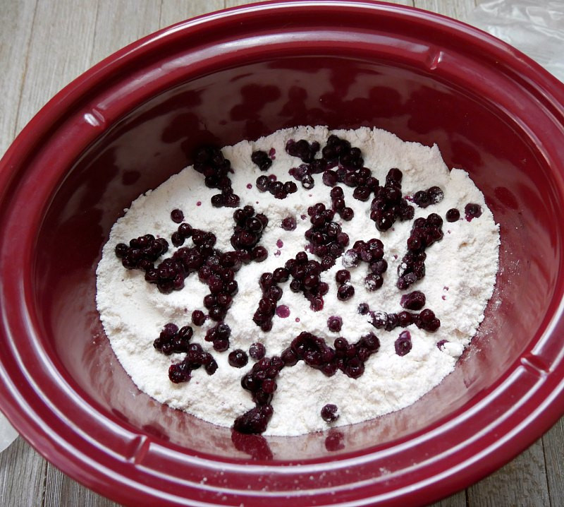 Blueberry Cobbler With Cake Mix
 Easy 3 Ingre nt Crock Pot Blueberry Cobbler Recipe