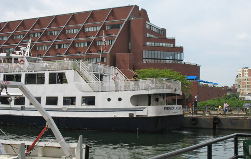 Boston Harbor Dinner Cruises
 Boston Harbor Cruises Sightseeing Dinner