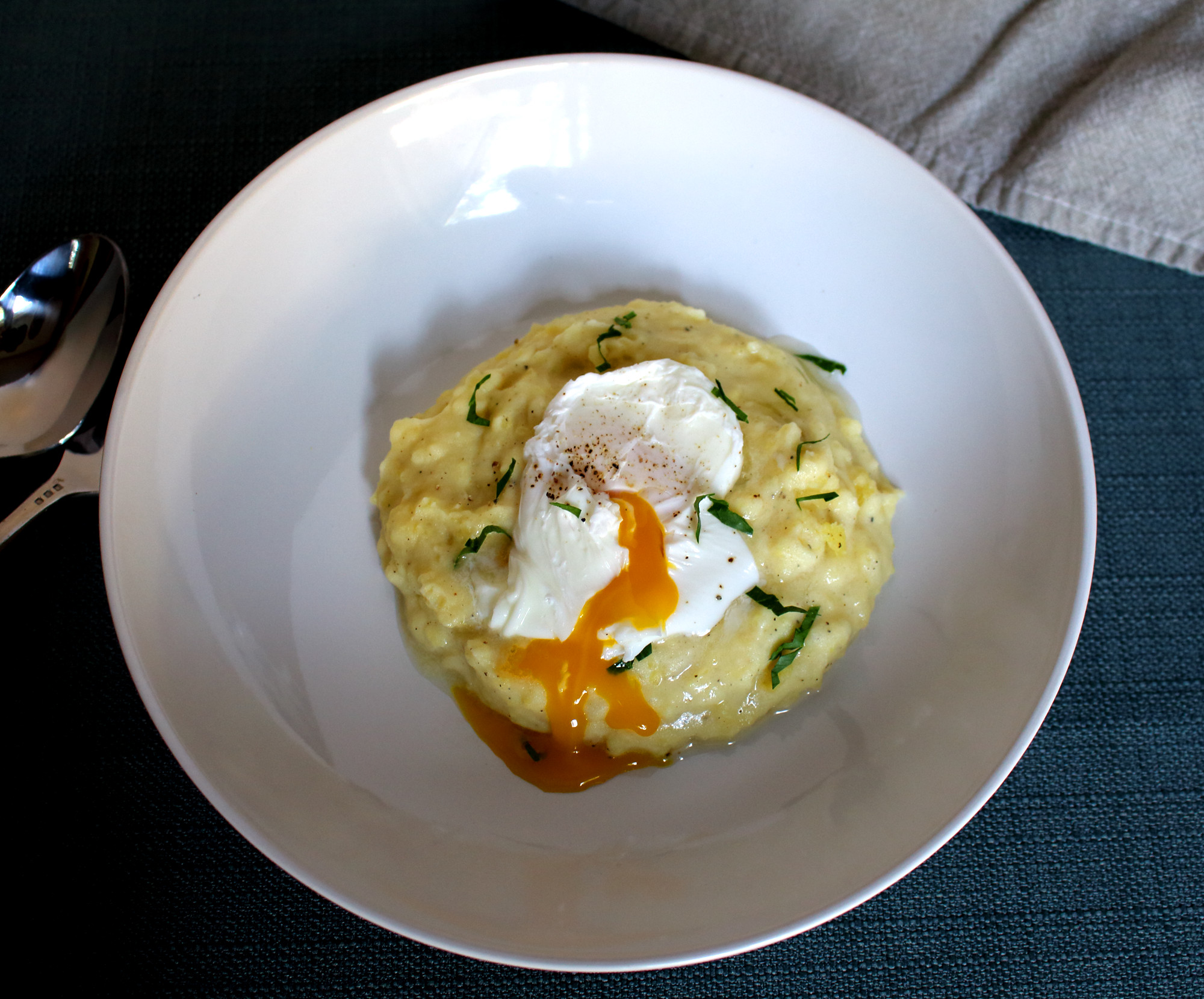 Breakfast Mashed Potatoes
 Cheesy Breakfast Mashed Potatoes with a Poached Egg