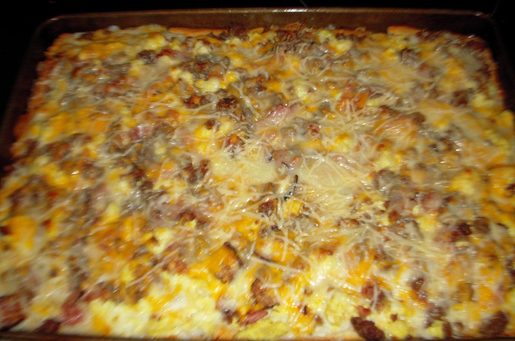 Breakfast Pizza With Gravy
 Breakfast Pizza with Country Gravy Recipe FabFoo s