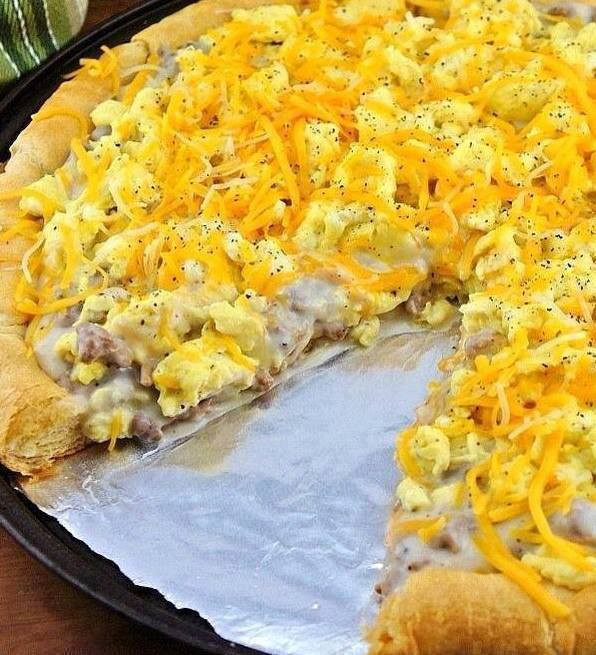 Breakfast Pizza With Gravy
 Sausage gravy breakfast pizza