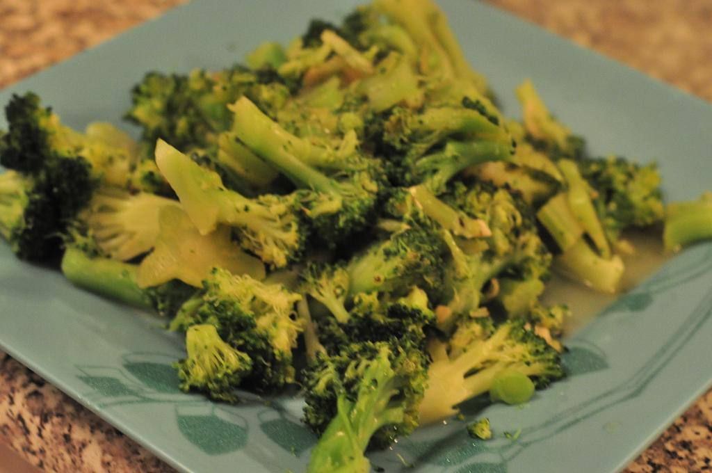 Broccoli With Garlic Sauce
 Broccoli with Garlic White Sauce