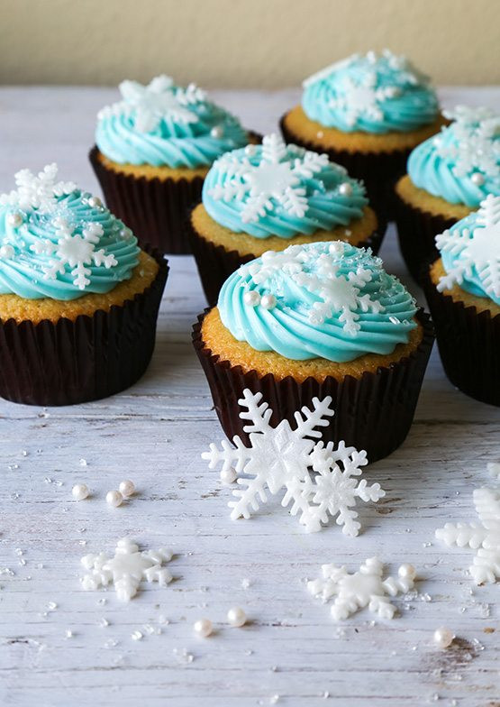 Can You Freeze Cupcakes
 Disney s Frozen Snowflake Cupcakes The Chic Site