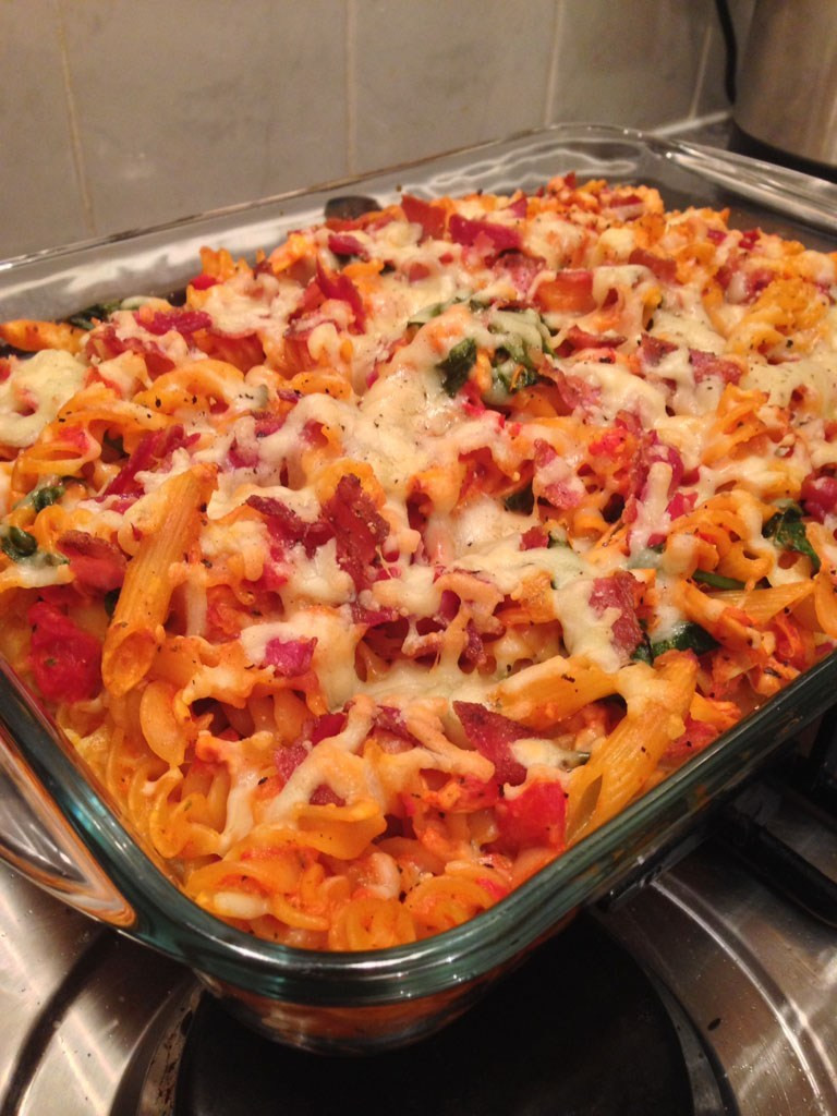 Chicken Tomato Pasta
 Chicken and bacon pasta bake with creamy tomato sauce