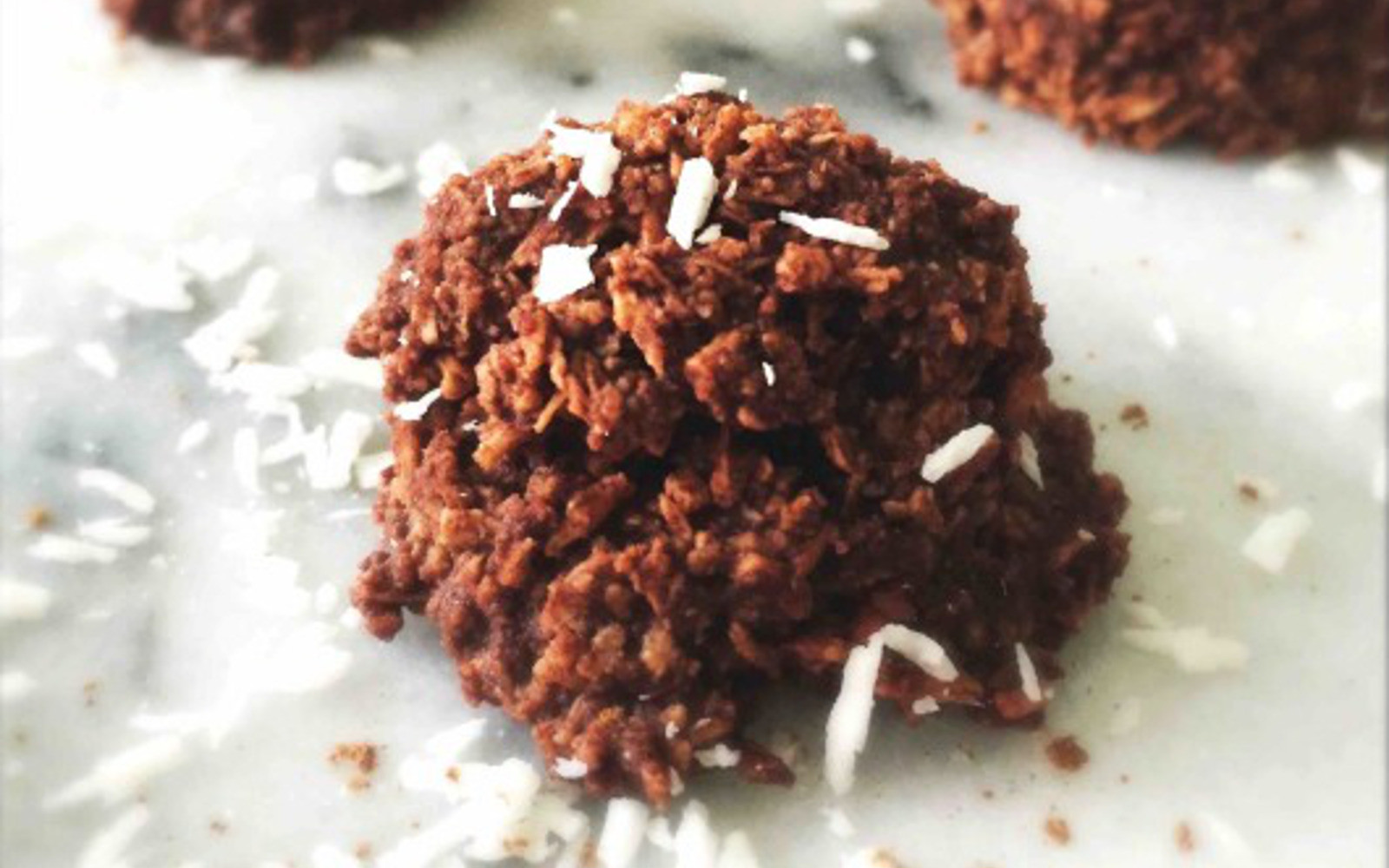 Chocolate Coconut Macaroons
 Almond Joy Chocolate Coconut Macaroons [Vegan] e