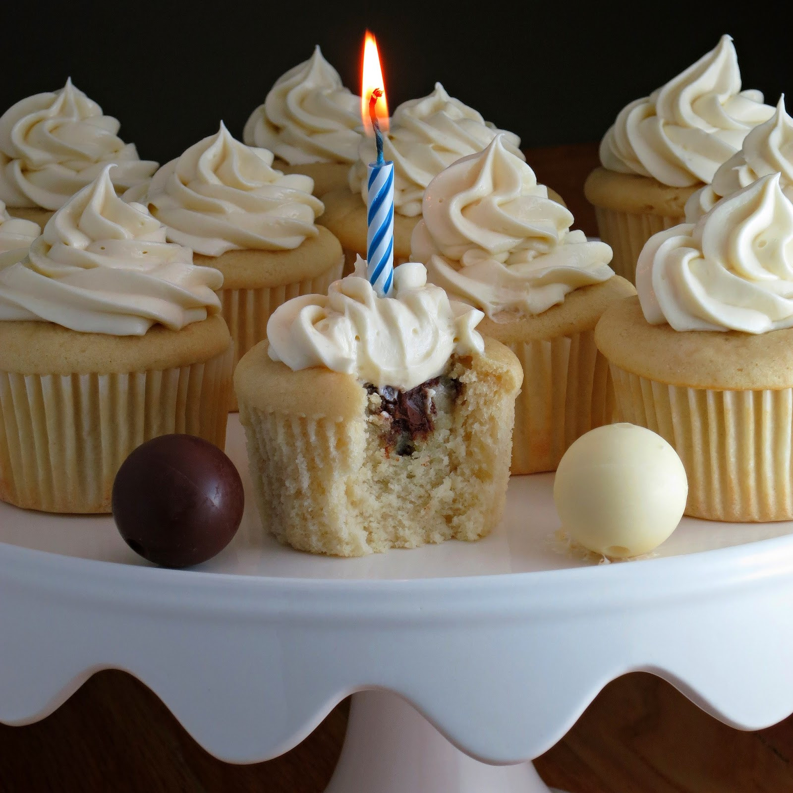 Chocolate Filling Cupcakes
 White Cupcakes with Truffle Filling and White Chocolate