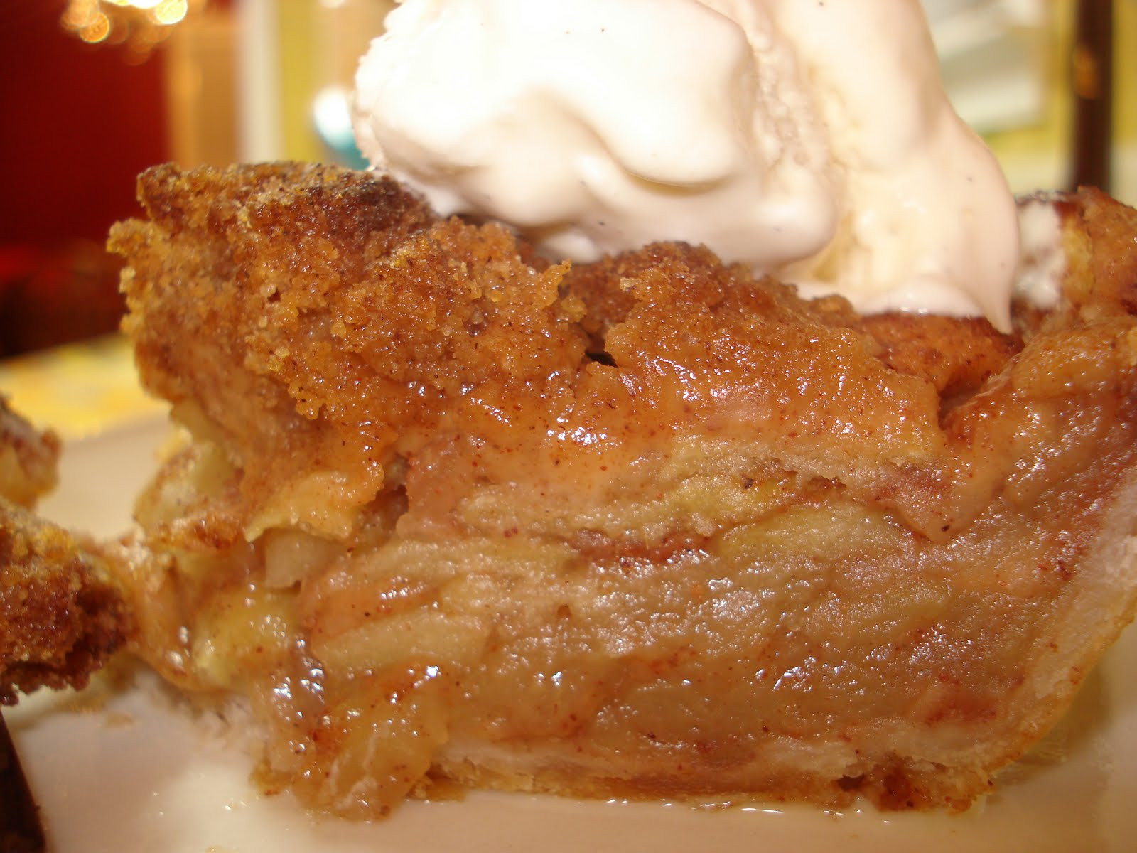 Cinnamon Apple Pie
 Rozlynn Bakes Cinnamon Apple Crumb Pie