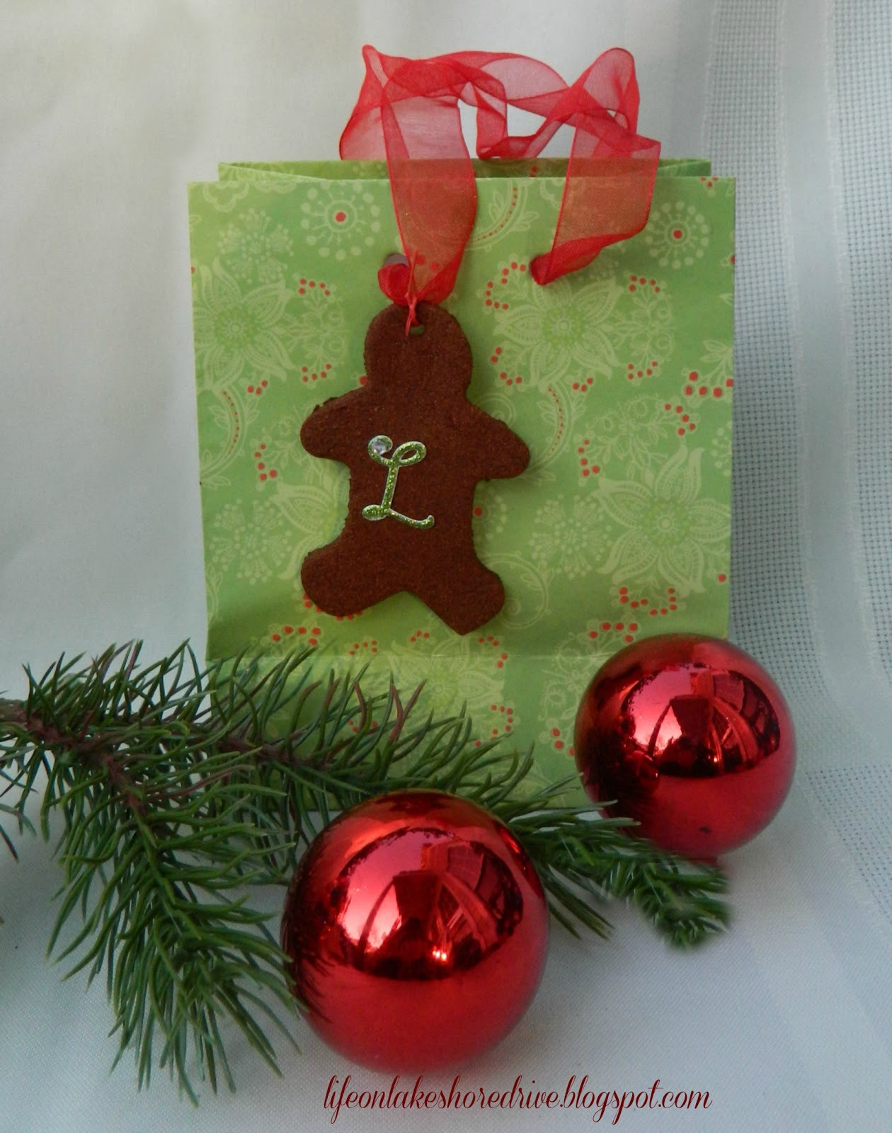 Cinnamon Applesauce Ornaments
 Cinnamon Applesauce Ornament Tutorial & Fun Ways to Use