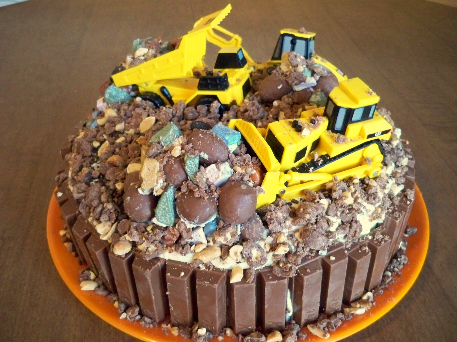 Construction Birthday Cake
 Sew Incredibly Crafty Construction Site Cake
