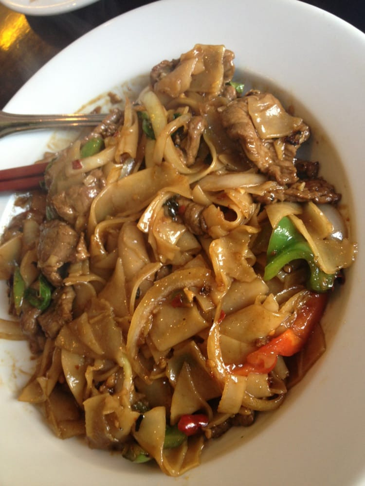 Drunken Noodles Vs Pad Thai
 Drunken noodle with beef its like Pad see ew with a hint