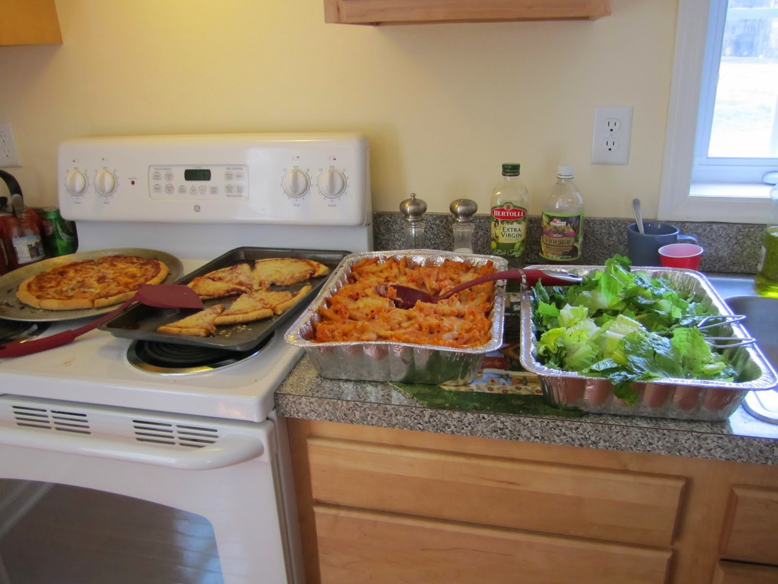 Easy Dinner For A Crowd
 Easy delicious and cheap baked ziti