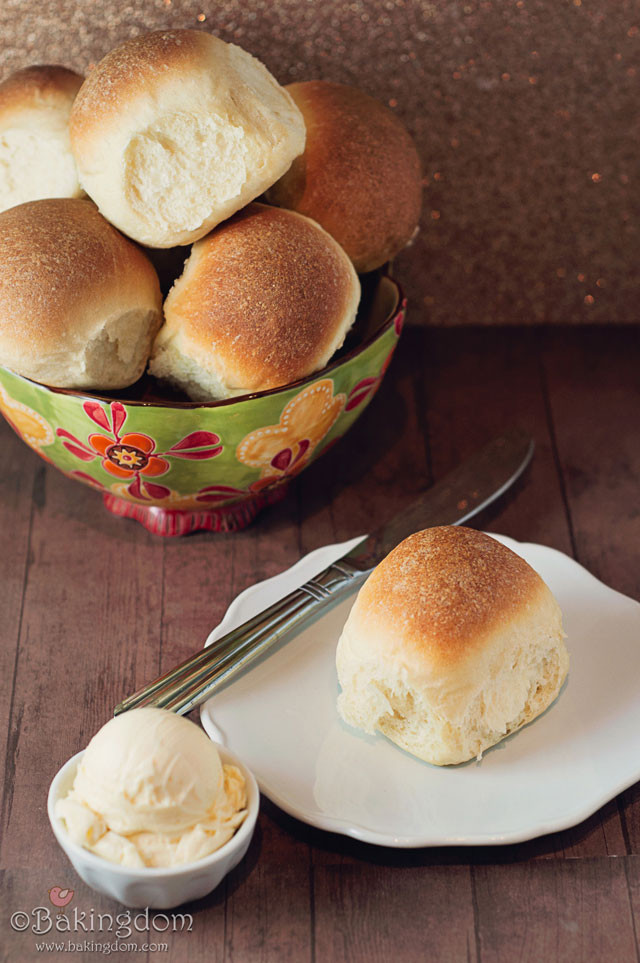 Easy Homemade Dinner Rolls
 Easy Yeast Dinner Rolls